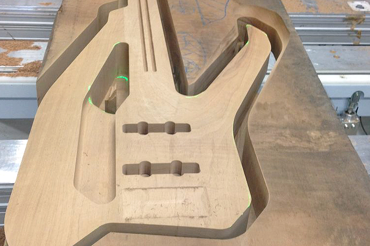 3D-Holz-Design_Gitarre_Mastercam-Router